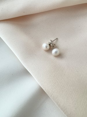 Earrings with natural pearls